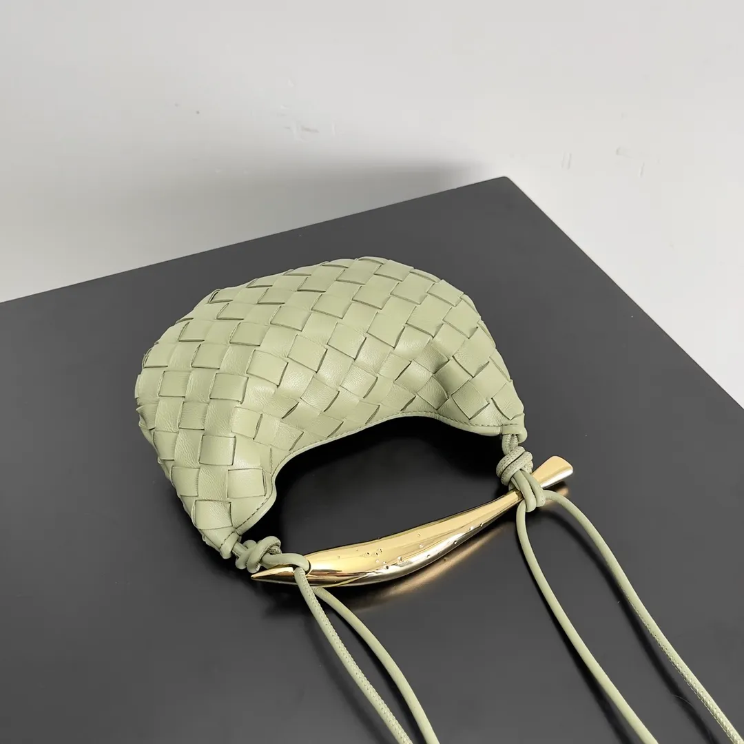 Batch of 1260 BV Mini Sardine is coming‼ ️Super high-end, stainless steel hardware + 24k real gold plating process, fish scales (concave and convex positions) are the finishing touch, the sardine bag that can be carried cross-body is completely beautiful to the heart. The metal element handle and the weaving are perfectly combined to completely integrate the artistic sense and elegance and fashion. It is really like a work of art🏺The large size is elegant, the small size is exquisite and cute, a must-have item for fashionistas, and the details are perfectly reproduced. Style number: 744267 Size 20*12*2.5